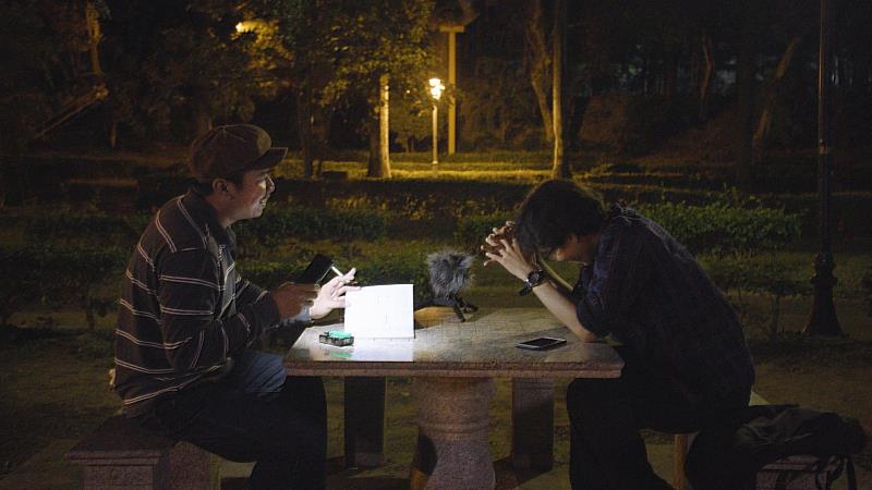 《公園》由公視出品,紀錄兩位印尼詩人相約在夜裡的台南公園會面,各自將白天與印尼同胞們的相遇、相處等所見所聞所感,譜成詩歌。(動態影像博物館提供)