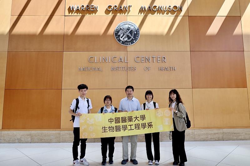 在美國國家衛生研究院NIH Building 10,左起蔡東桓同學、薛鈺琇同學、蔡豐聲老師、王珮頤同學及莊育瑄同學。