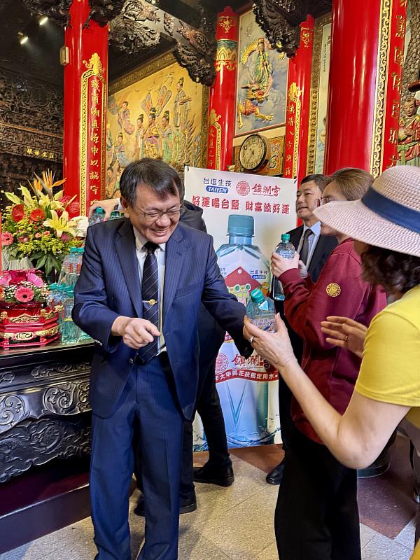 臺鹽公司董事長丁彥哲發送大甲媽祈福瓶給鎮瀾宮香客，獲得熱烈迴響！