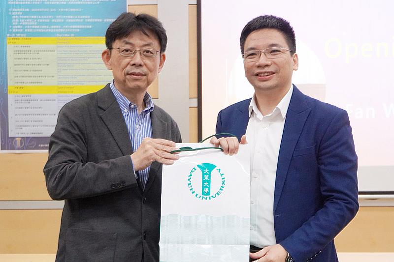 大葉大學方文昌校長(左)感謝阮有水博士(右)分享越南經驗