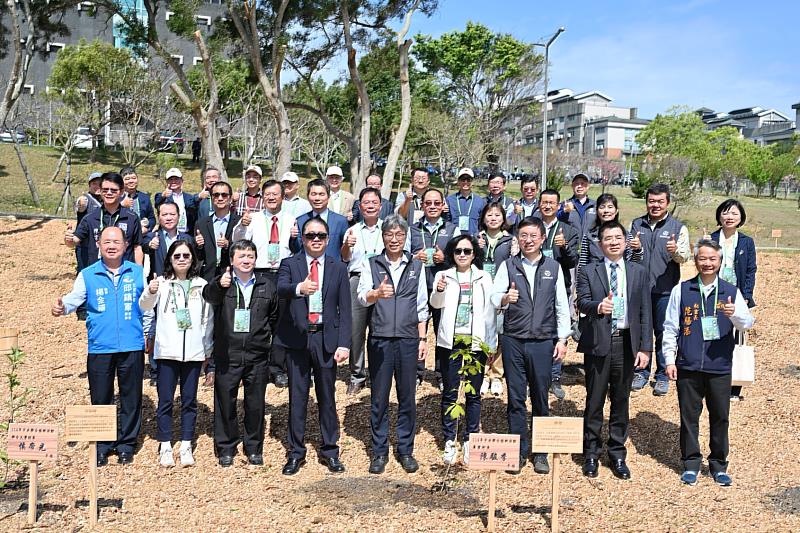 「織一片生態綠網」植樹活動 與會貴賓合影