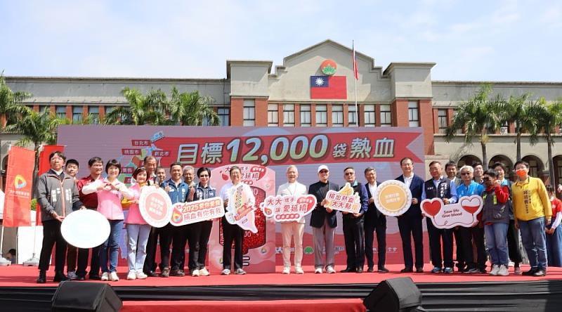 大大數位慈善基金會和台灣血液基金會攜手新竹縣政府辦理「大大攜手，讓愛延續」捐血家年華活動，今(12)日於縣府前廣場盛大舉行。
