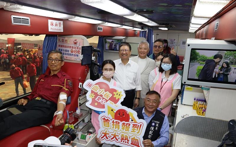大大數位慈善基金會和台灣血液基金會攜手新竹縣政府辦理「大大攜手，讓愛延續」捐血家年華活動，今(12)日於縣府前廣場盛大舉行，消防局弟兄熱情響應。
