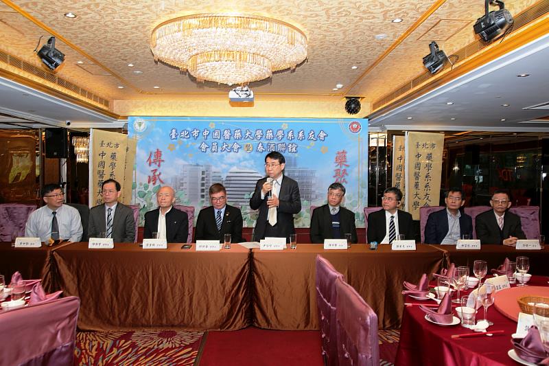 尹岱智理事長主持2025台北市藥學系系友會會員大會。