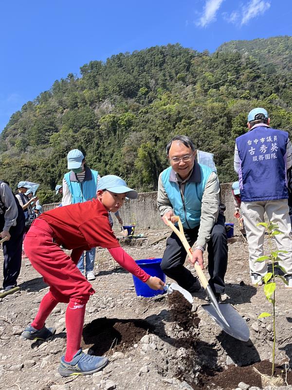 張分署長與德芙蘭學生一同種下原鄉樹種