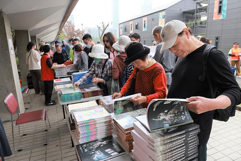 「書香入懷」贈書活動，提供歷年該館出版的孫學圖書及藝術家的精彩畫冊