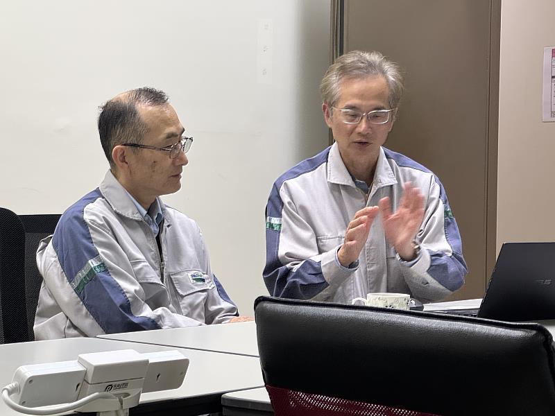 南華大學與崇越石英洽談產學合作，崇越石英宮本尚之董事長(左)與張盟裕總經理(右)一同討論與南華大學合作之相關事宜。