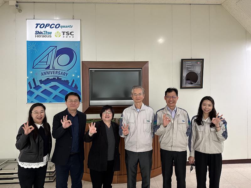 南華大學與崇越石英洽談產學合作，左起為南華大學產職處產學合作暨創新育成組簡婉惠組長、科技學院陳柏青院長、產職處褚麗絹處長、崇越石英張盟裕總經理、陳彥儒本部長、林沛瀅人資人員。