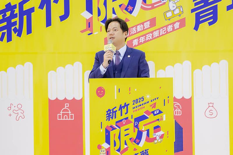 邱臣遠代理市長簡報青年政策。