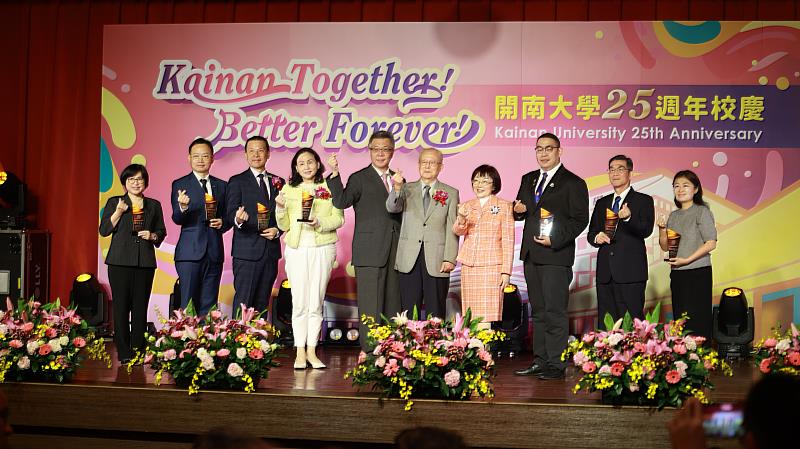 葉哲正榮譽董事長(右5)王家麟監察人(左5)周守民校長(右4)與優秀校友張瑛真(左1)、李志偉(左2)、陳俐臻(左4)、蘇西岳(左3)、丁毓齡(右1)、洪振豐(右2),郭承豪(右3)合影。