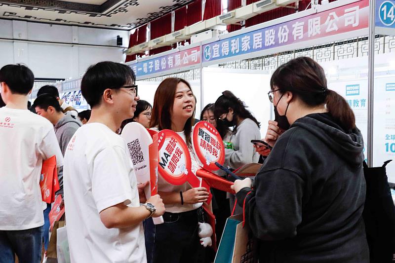 「2025淡江大學校園就業博覽會」在淡江大學學生活動中心現場,各攤位與學生熱絡交流。(圖/淡江大學提供)