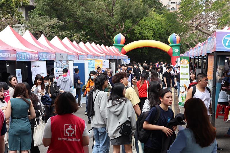 「2025淡江大學校園就業博覽會」在淡江大學海報街現場,學生踴躍參與。(圖/淡江大學提供)