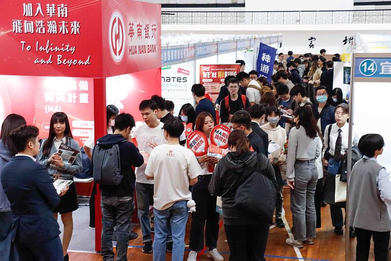 「2025淡江大學校園就業博覽會」在淡江大學學生活動中心現場,學生踴躍參與。(圖/淡江大學提供)