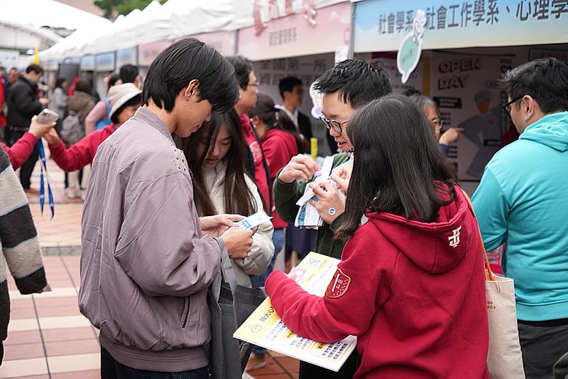 高中生及家長了解輔大的院系及校園特色。