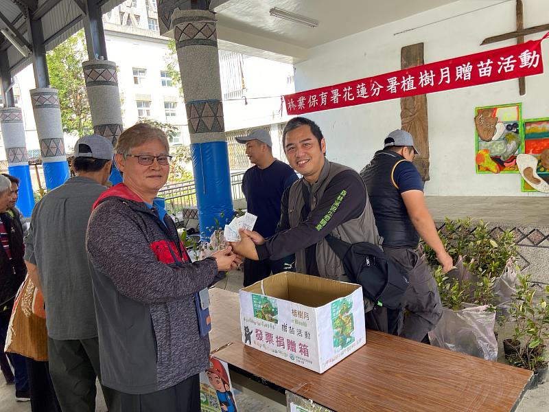 萬榮站贈苗活動,民眾捐發票兌領苗木。
