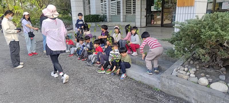 可愛的幼兒園學童來領苗