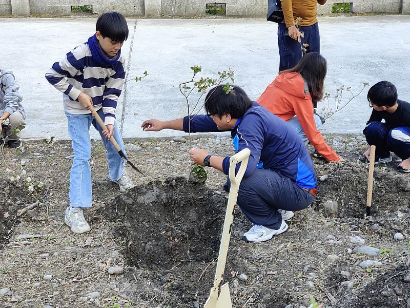 南華國小學生及南華工作站同仁一起植樹