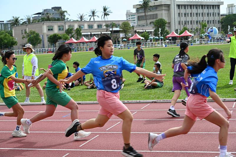 臺東縣國中小大隊接力賽今日熱鬧登場 育仁高中蟬聯三年冠軍 國中各組冠軍取得參加全國賽資格