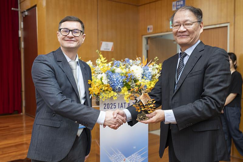 Prof. Vaidotas Vaišis (Director Science and Research Office)(左)代表立陶宛維爾紐斯·格迪米納斯技術大學贈送臺科大紀念品