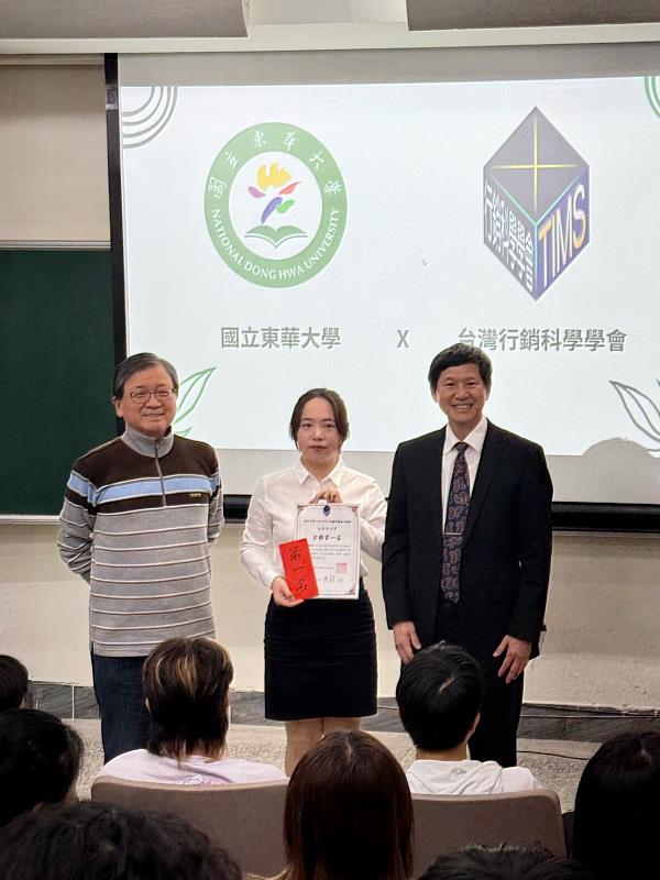 東華觀遊系學生陳妤涵勇奪TIMS雙科滿分，由臺灣行銷科學學會榮譽理事長、國立臺北商業大學校長任立中代表頒獎。