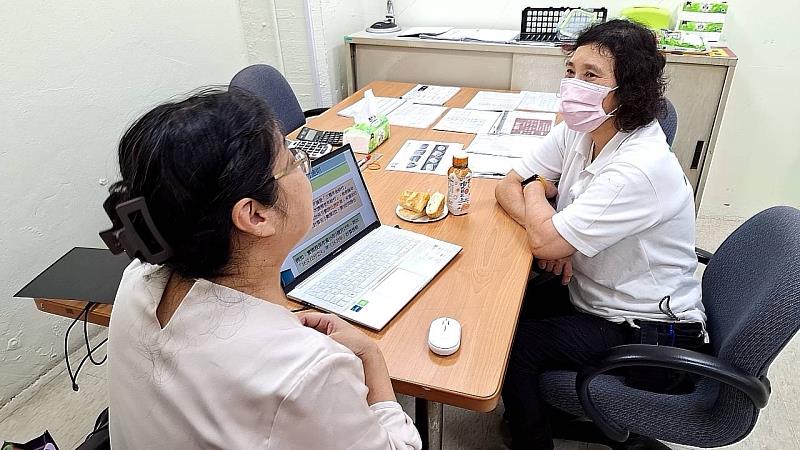 北分署銀髮中心輔導遠百愛買永和分公司申請「中高齡者退休後再就業準備協助措施補助計畫」，透過專家協助阿美姐(右)釐清退休後的規劃方向