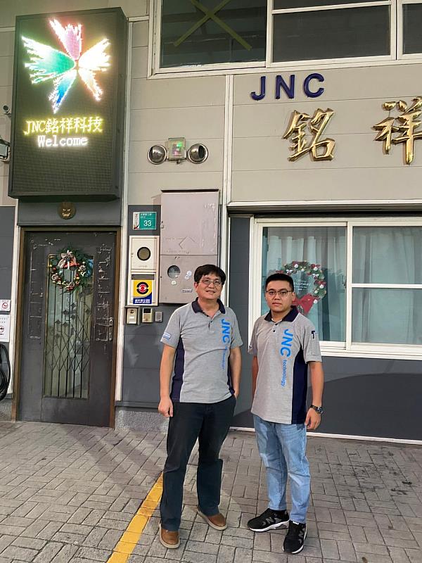 圖說：中信科大電機系梁博翔（右）於銘祥科技一廠留影。（圖/中信科大提供）