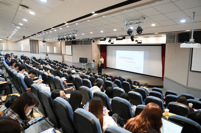 世新大學企業管理學系系週會邀請業界專家與學生分享實務經驗。（世新大學提供）