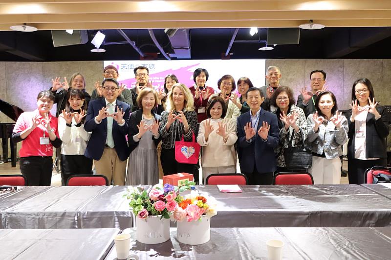 梵志登夫人(前排左五)在張榮發基金會執行長鍾德美（前排左六）陪同下，參訪天使心家族基金會，與該會創辦人林照程、蕭雅雯夫婦(前排左三、左四)及其他家長相見歡。