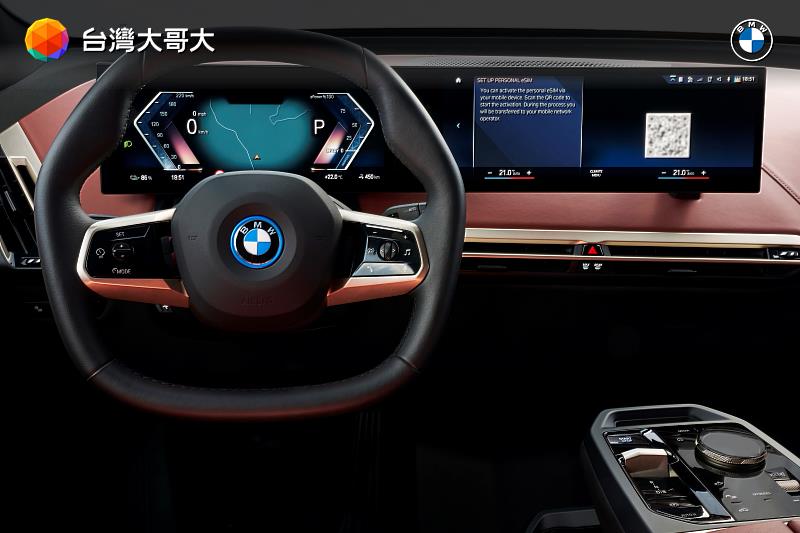 台灣大哥大與BMW集團合作，推出台灣首創的5G「車用One Number」服務，運用個人eSIM技術，用戶使用現有行動門號，即可透過BMW集團指定車型進行通話與上網。