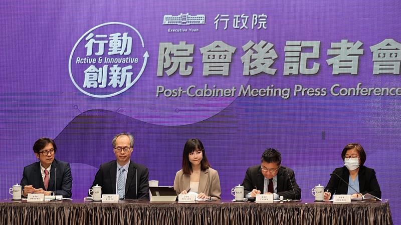 行政院院會後記者會(左1：金管會副主委 陳彥良、左2：勞動部次長 陳明仁、中： 行政院發言人 李慧芝、右1：衛福部次長 呂建德、右2：海委會副主委 吳美紅)