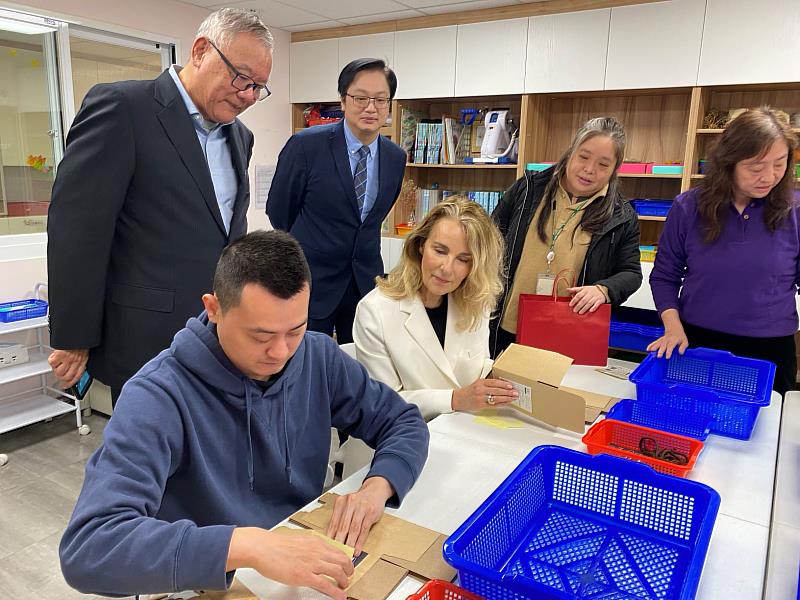 中華民國自閉症基金會執行長劉增榮(後排左一)安排梵志登夫人(前排左二)，與該會服務對象「星兒」(前排左一)一同體驗手作課程。