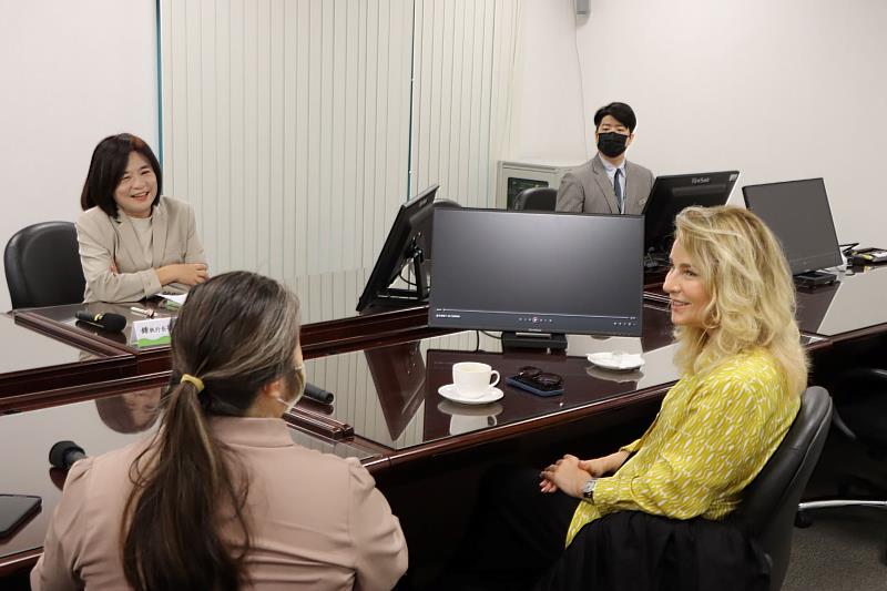 張榮發基金會執行長鍾德美(後排左一)特邀「帕帕基諾基金會」創辦人梵志登夫人(前排右一)訪臺，進行為期一週的公益交流活動。