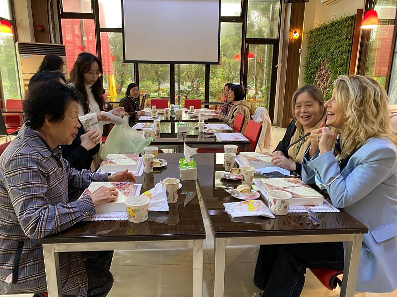 心燈啟智教養院創辦人邱美紀(左一)於該院所屬愛綠兒農園，與梵志登夫人(右一)餐敘，交流彼此從事公益事業的心得。
