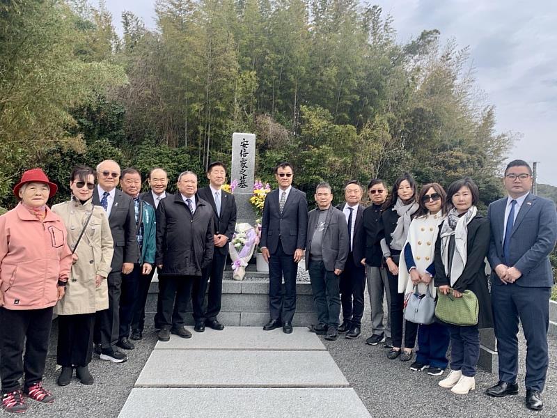 台日協蘇嘉全會長率團赴安倍首相長門家墓獻花致意