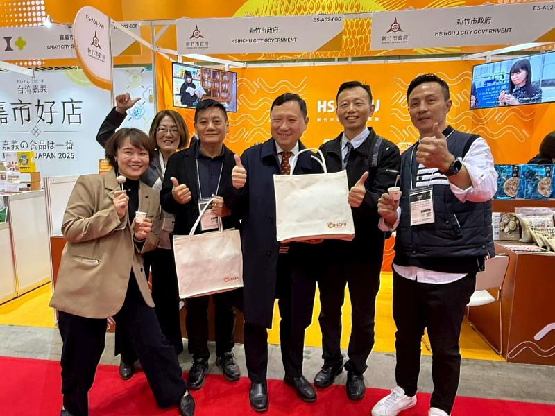 台東縣副縣長王志輝（左3）與竹市產業發展處副處長呂清松（左2）交流合影。