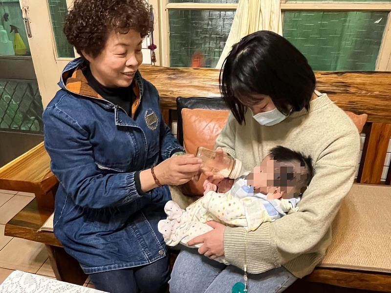透過培育專業育兒指導員，提供親職諮詢及到宅育兒服務。