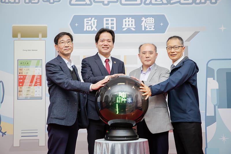 啟動儀式，左起：中華電信總經理陳煥興、代理市長邱臣遠、遠傳電信協理徐進壽、交通處長倪茂榮。