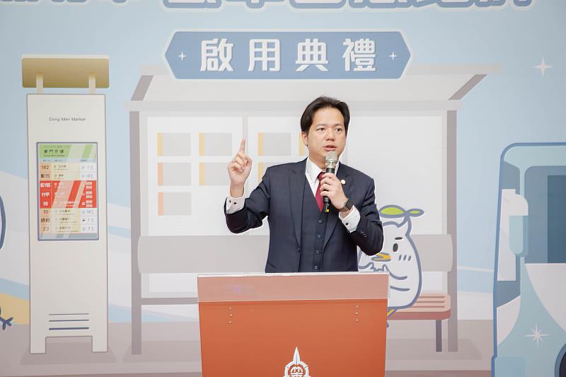 代理市長邱臣遠致詞期盼透過智慧站牌建置，提升公共運輸服務品質。