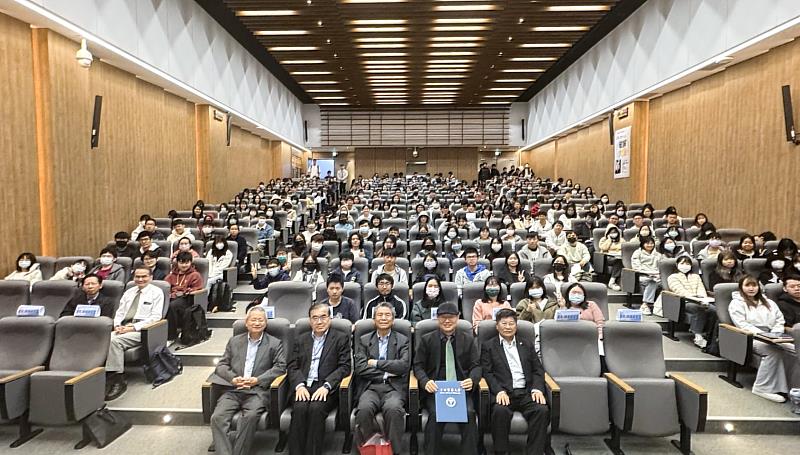 江安世院士與會場校院師生合影。