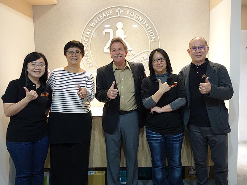 伊甸執行長鍾彥彬(左二)及副執行長林文賓(右一)，歡迎國際會所發展中心營運長 Jack Yatsko (中)至伊甸參訪交流。