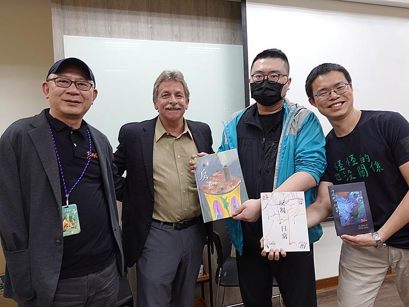 伊甸副執行長林文賓(左一)致贈活泉之家會員製作的繪本與 Jack Yatsko 營運長。