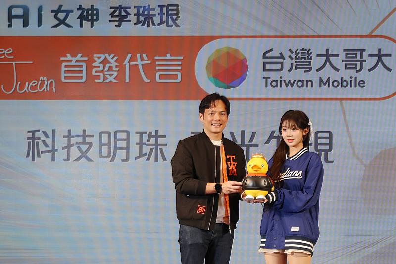 圖一：「AI 女神」 李珠珢(右)成台灣大哥大年度代言人，台灣大總經理林之晨(左)特別致贈李珠珢「台灣DUCK」公仔，象徵雙方開啟代言新篇章。