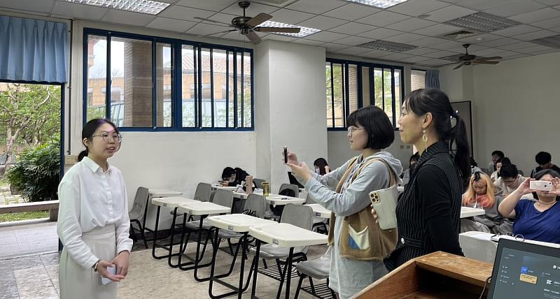 陳逸雯老師讓同學練習實地採訪。