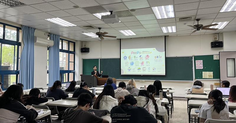 陳逸雯老師介紹東華大學也有一個校園採訪中心。
