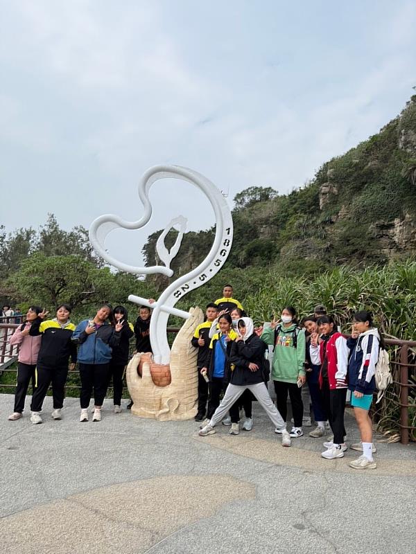 運動員在馬雅各紀念碑一同合影