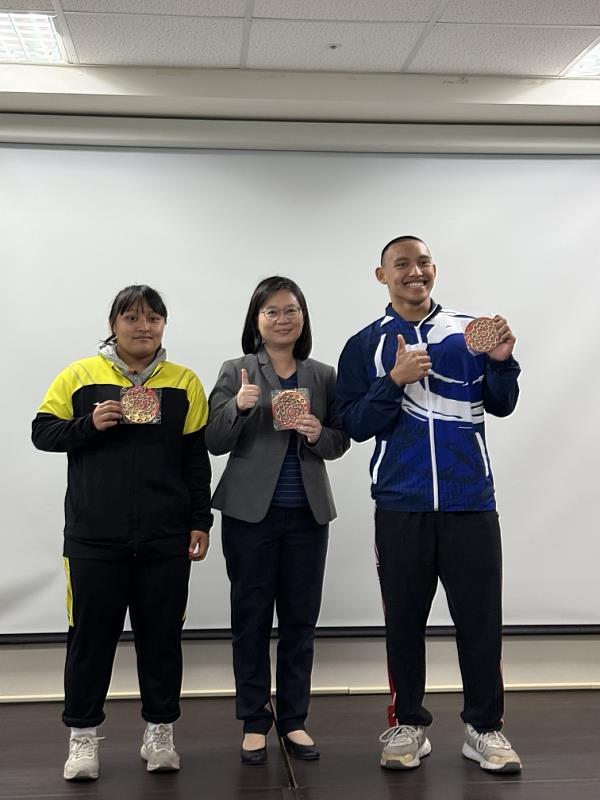 高雄市教育局吳文靜副局長(中)帶來高雄市政府蛇來運轉小紅包送給健檢的運動員們