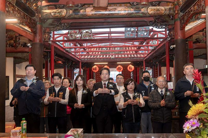 邱臣遠代理市長與前市長林政則、關帝廟主委江明珠、民政處長施淑婷、文化局長王翔郁、警察局許頌嘉、義警大隊長周鑫宏及貴賓參香祈福。