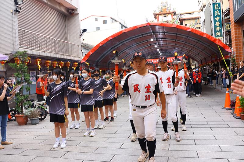 聖火傳遞分為南北兩路,由嘉義國中及民生國中聖火隊啟程傳遞