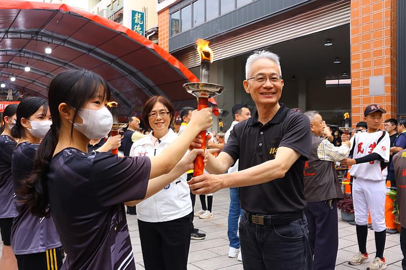 教育處郭添財處長代表傳遞聖火給運動員