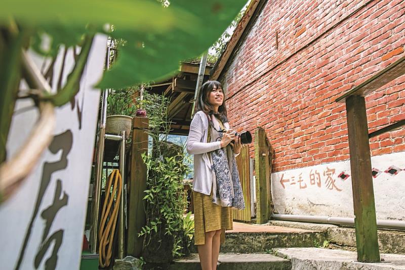 為推廣綠色旅遊,鼓勵民眾搭乘大眾運輸深入五峰鄉,新竹縣政府自3月14日起至6月30日推出「台灣好行」觀霧線30元折價券活動。圖為旅客參觀三毛故居。